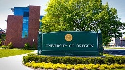 image of UO main sign at entrance of campus